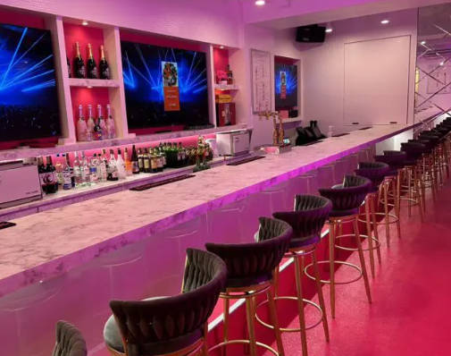 支社長「派遣さん(女性)さ、正規雇用欲しいならガールズバーの女の子とキスしてよw」→訴えられる