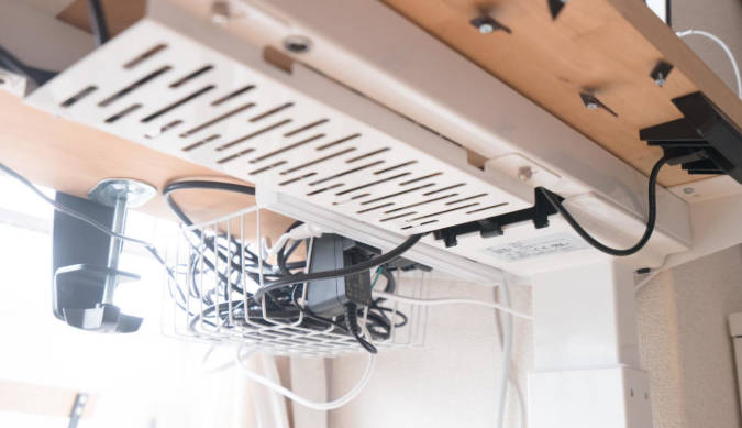 「机の裏に変なものがくっついてる！」「ほんとだね(カメラ回収)」→6日後に男性教員(40)を逮捕「10年以上前から女児盗撮繰り返した」