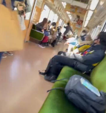 【動画／逃げ惑う日本人乗客】阪急電車内でドアを蹴りまくる第三世界から来た外国人