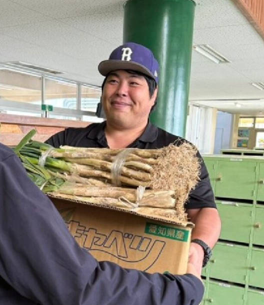 へずまりゅう議員、大切に育てたネギ１００本を盗まれて悲しむ小学生たちにネギ１００本を寄付☺