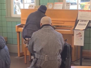 【動画】ストリートピアノで底辺ぽい初老男性が延々と謎の不協和音を出し続けるも､謎の味がありバズる