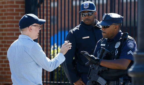 【Hoo ╰ ⋃ ╯ yah】22歳アメリカ海軍二等兵曹、全裸で徘徊か　通行人の通報で発覚　沖縄・北谷町