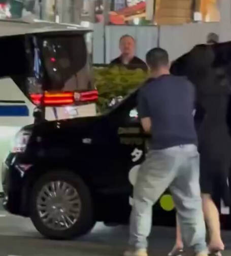 日本で、中国人女性がタクシー運転手に罵声を浴びせ、車を叩く蹴るの大暴走