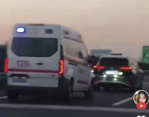 中国の救急車「前の車どけ！こっちは緊急走行中だ」　→前の車「道を譲るのは気に入らない」