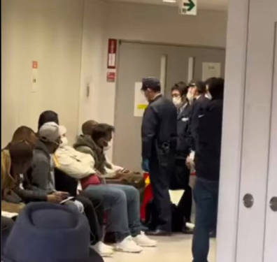 【入管でアフリカ系男性がビザ拒否に激怒動画拡散】12月21日にXで投稿された約22秒の動画は、ビザ申請を拒否された男性が叫ぶ様子を捉え、数千のいいねを集めた