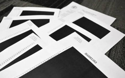 【爆笑】黒塗りのエプスタイン文書、コピペで黒塗り解除されるガバガバ仕様と判明