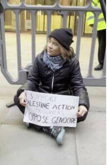 【活動家】グレタ・トゥーンベリさん「パレスチナアクション」支持で逮捕→釈放「ジェノサイドに反対」プラカード掲げる　ロンドン