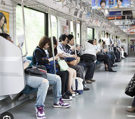 【悲報】日本、電車内で気軽にアダルトビデオを見られない時代に