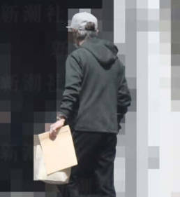 元SMAPの中居正広さん。ファッキン内田裕也さんと区別がつかなくなる。痩せて白髪のロン毛に