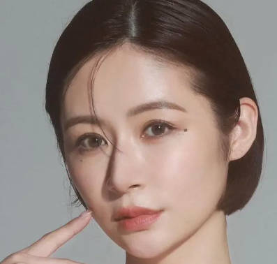 タレントの宮崎麗果を脱税容疑で告発　父は立憲の元議員・白真勲　夫は元EXILEのなんとか