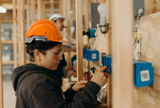 【アメリカで肉体労働者の給与が高騰・ブルーカラービリオネア現象】エレベーターやエスカレーターの技術者の年収の中央値は1660万円、送電線の設置や修理を担う人の年収の中央値は1440万円