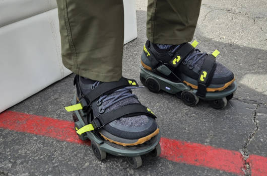 通常の3倍の速度で歩ける靴を販売。20万0000円。