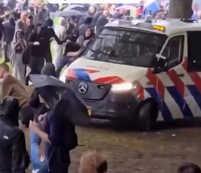 【オランダが覚醒した】警察を圧倒するほどの巨大な群衆が、不法移民の大量流入に猛抗議！人々は「国を取り戻せ」と叫び声を上げる