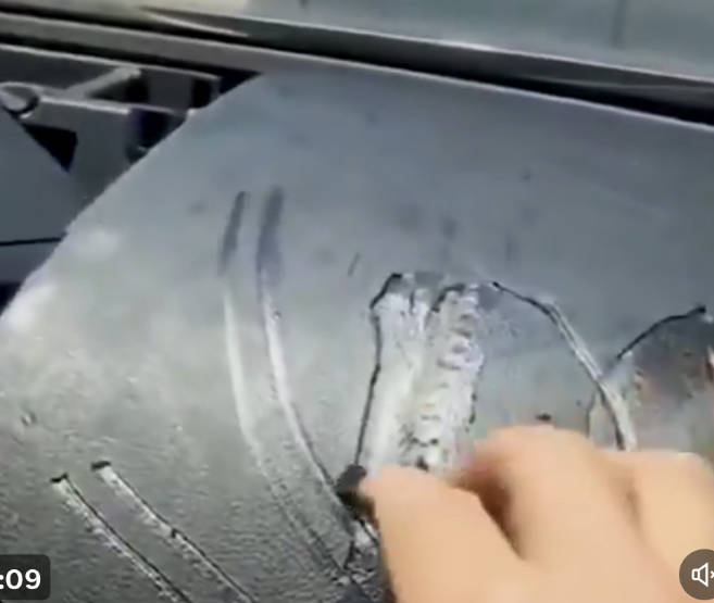 中国製セダン、高温多湿下で日光に晒され溶け始める件