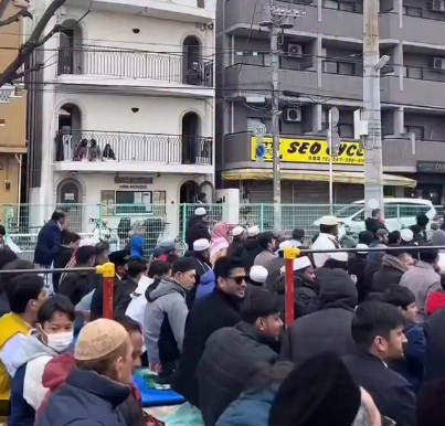 【自宅で礼拝をやれ！！街中で礼拝するな！！】市川市公園でイス○ム教徒の金曜礼拝、住民が子供の遊び場占拠を懸念