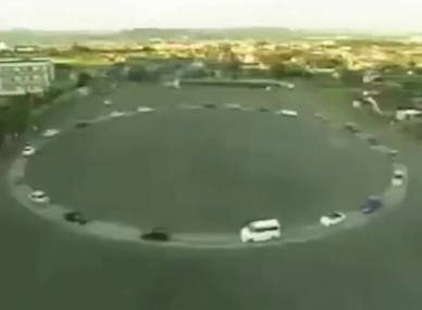 【名古屋大学／日本の高速道路で、事故も工事もないのに突然渋滞が起きる】これが「理由のない渋滞」です →→ 実験しなくても、考えればわかる事だよね