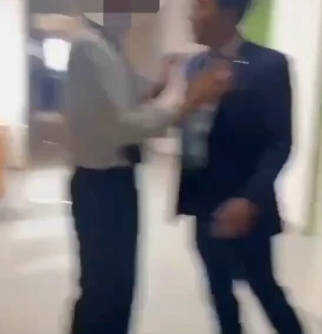 【ヤ〇ザか反社が恐喝でもしてるのかなと思ったらまさかの議員】埼玉県三郷市の元市議会議員である関根和也。動画は、市役所内で関根氏が職員に対して威圧的な態度を取り、激しく怒鳴る様子を捉えたもの