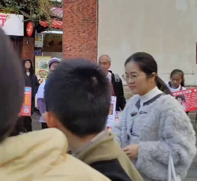 中国福建省にて行方不明児童の写真入りプラカードを掲げる親たち。臓器狩りの犠牲に遭ったか