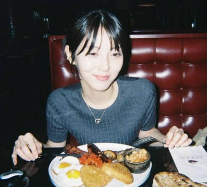 【朗報】浜辺美波さん、イギリスの高カロリー朝食に挑戦