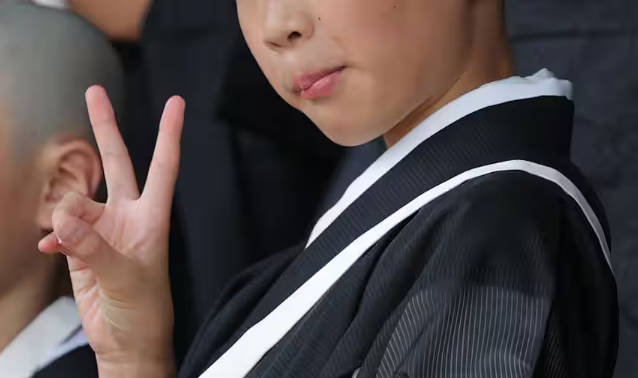 真宗大谷派、東本願寺の得度式で少年僧侶がピースサイン。こんな子が将来大谷高校に入るの？