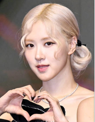 【朝鮮日報】BLACKPINKのロゼ、「世界で最も美しい顔」ランキング1位…BTSのVも男性部門7位