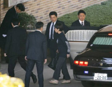 【昨日首相公邸入りした時の雪駄は】design_setta_sango の雪駄！！もう、売り切れ続出です！！