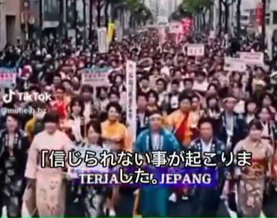 【イス〇ム教徒が、天皇陛下を、日本人を、過去最大級で冒涜】フェイク動画には、インドネシア語で『大騒動！！日本の天皇がイスラムに改宗！！神道の数千人がムアッラフ（改宗者）になる』と書かれている