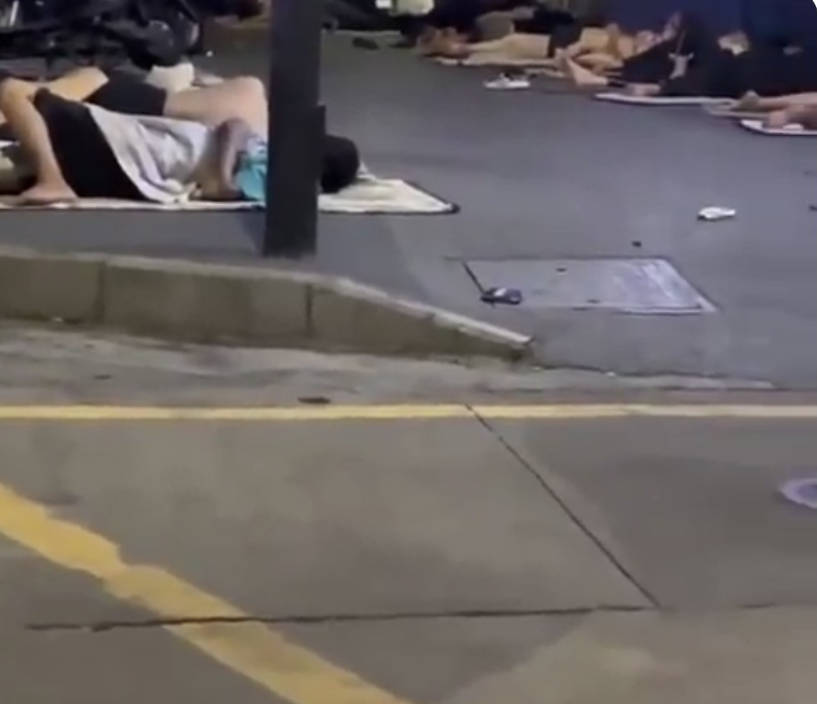 中国では何万人もの若者がホームレスに