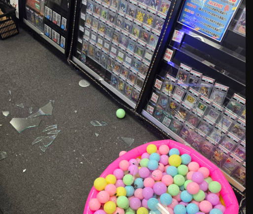 池袋トレカ店で3000万円相当のポケモンカードが強盗被害に ハンマーでショーケースが粉々