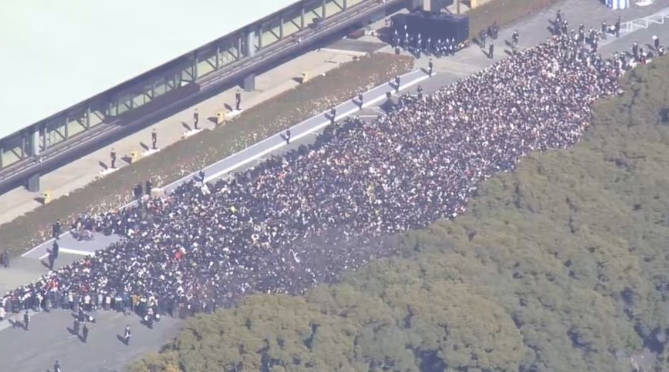 SNSで事前予告した目立ちたがりか？　一般参賀で男が突然裸になる