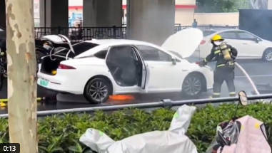 中国にてEV火災発生　→まずは車のブランドロゴを剥がします