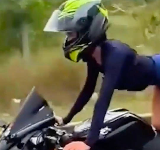 ロシア人女性(34)がベトナムで危険運転　超ミニスカートでバイクの上に膝立ちし後続車にパ〇ツを見せる