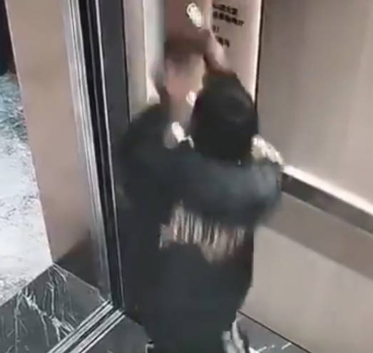 エレベーターにぶちキレる中国人。もちろん簡単に破壊される