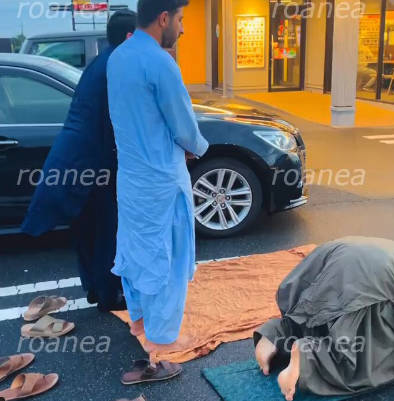 【始まったな！！】日本の「イスラム移民」たちは、「豚カツ・レストラン」を「ハラム（イスラム法で禁じられた食べ物）」であるため、その前で祈ることを決めた