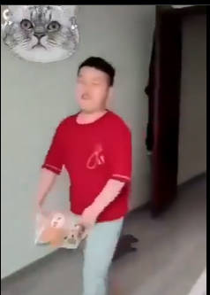 【www】少年「88ページに2020年新型コロナの流行って書いてあるけど、最後のページに「この本は2019年に作られた」って書いてある」