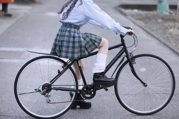 自転車で暴走し警察に検挙され罰金刑を受けると自動車免許も免停になる