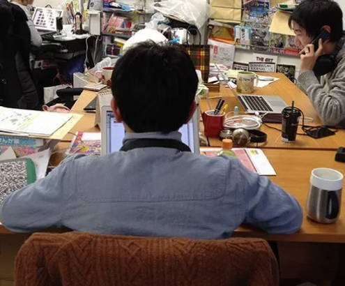 【経済】日本人は働いていないのか　時間は減少、生産性も低水準