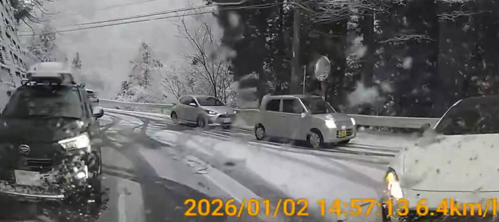 【動画】ノーマルタイヤで三峯神社に来た馬〇ども、突然の積雪で終わる…