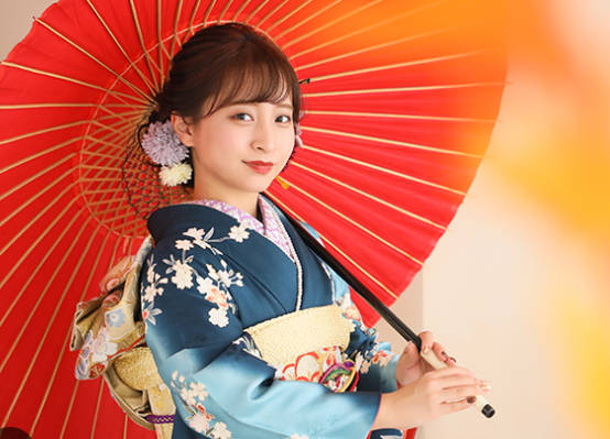 女「成人式は振り袖！☆（ゝω・）」「私は袴！前撮りするの！」　男「私は特になんでも良いです」