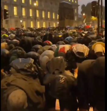 【日本に対する侵略宣言？／礼拝で日本を威嚇】福岡モスクに1000人以上が訪れ、収容しきれなかった約600人が隣接公園を600平方メートル占拠し、許可の6倍に。