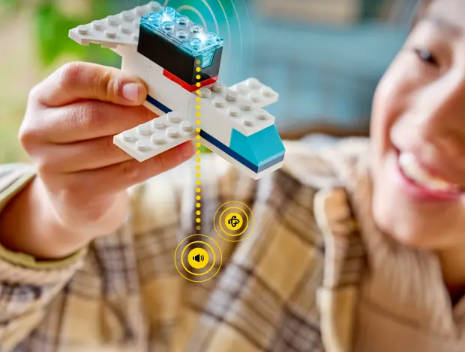 レコでブンドドできるブロック。2×4ブロックにマイコン、センサー内蔵。手で持って飛はすと音がする