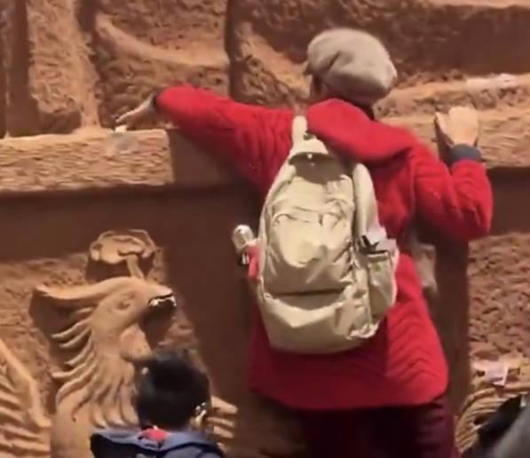 仏像に供えられたお賽銭を盗む中国人観光客