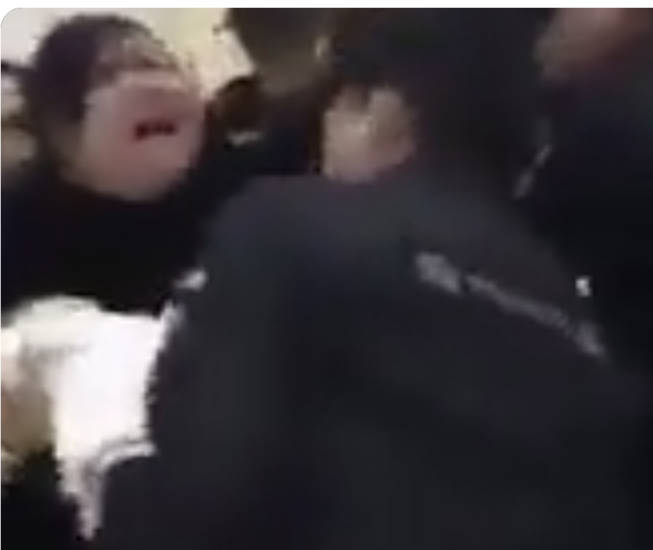 中国共産党、明らかに死んでいない子供を火葬にすると集団で連行、、、臓器が適合か