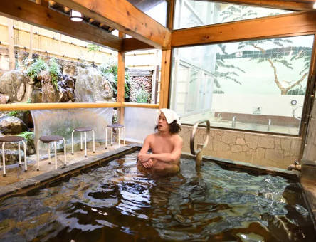 外人「なぜ日本人は同じお湯の湯船に入れるの？私は一回ずつ抜かないと入れない」