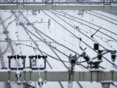 車に雪玉を投げるクソガキに注意　→殴り〇される