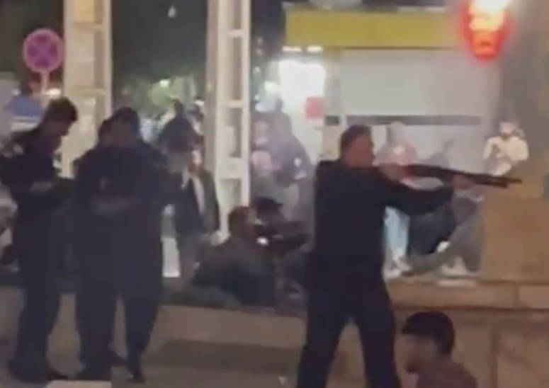 ハメネイ師退陣を求めるデモ隊に向けてイラン治安部隊が発砲。まるで天安門事件