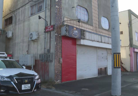 【悲報】壁に遺体が隠れてる居酒屋のお客さん（・・・なんで空気清浄機5台も稼働してるんだろ）