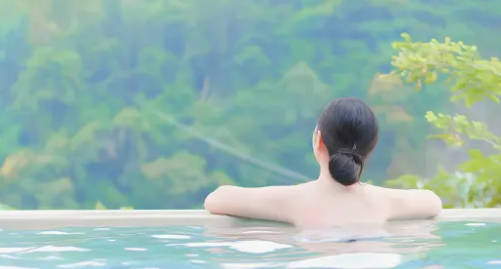 【中共ネット】 2歳の息子と女湯に入ろうとし拒否された女性が涙、「ルール守れ」「何歳でもダメ」