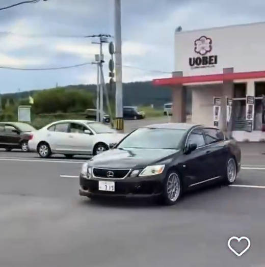 【朗報】レクサスさん猛スピードで回転寿司屋に入店 ww