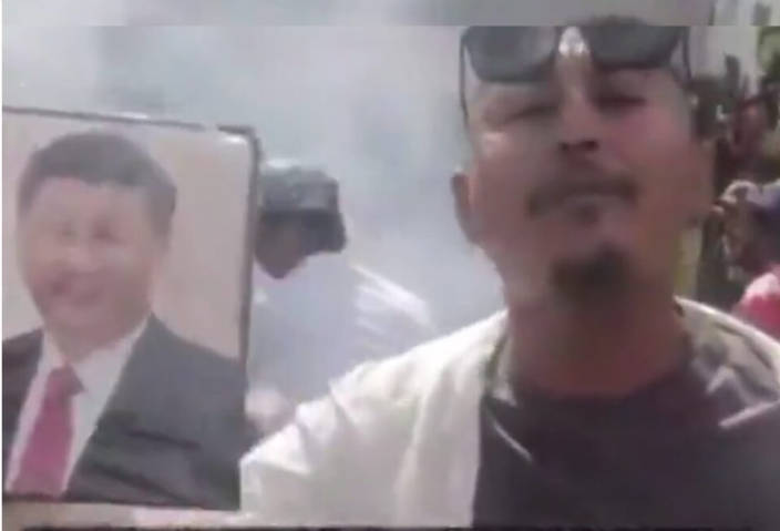 反中感情が高まっているネパールで習近平の写真が燃やされるw